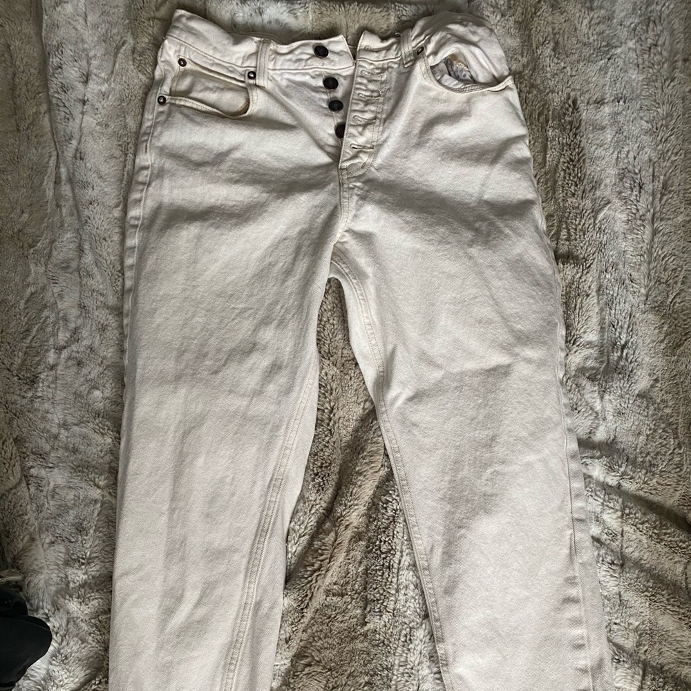 White distressed jeans